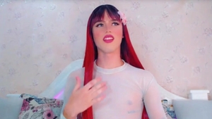 Red Hair shemale Gracefully Faps Her 10-Pounder
